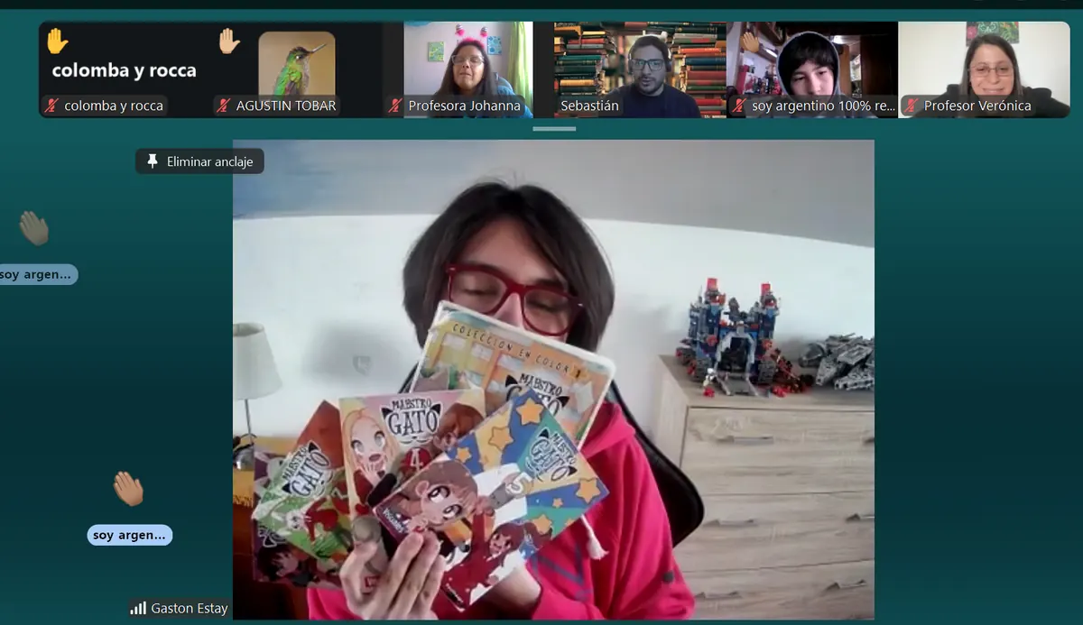 Estudiante compartiendo sus libros