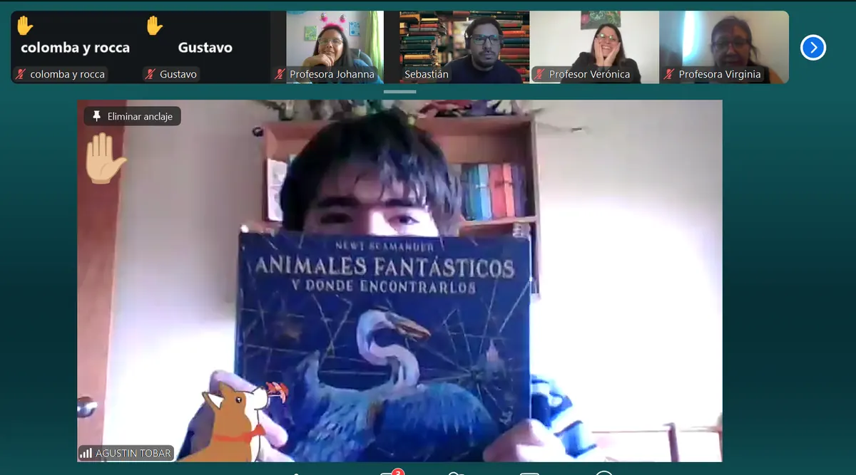 Estudiante mostrando su libro favorito