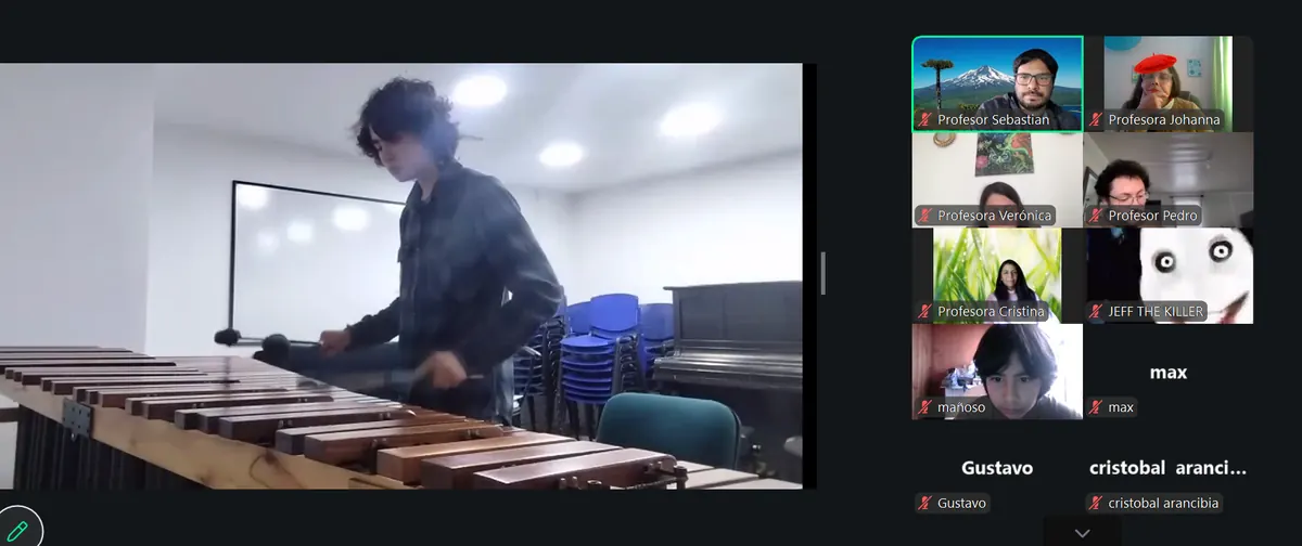 Estudiante tocando marimba