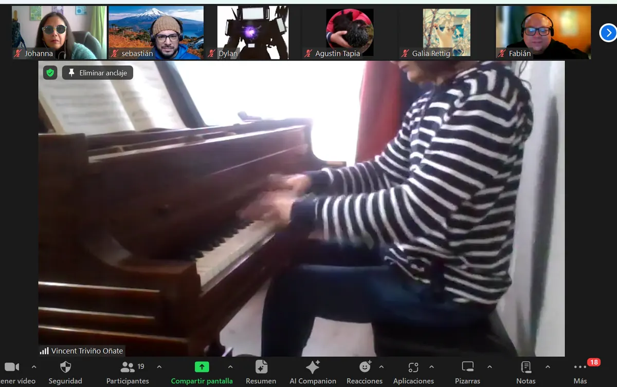Estudiante tocando piano en clase