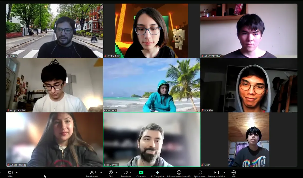 Estudiantes y profesores conectados en clase