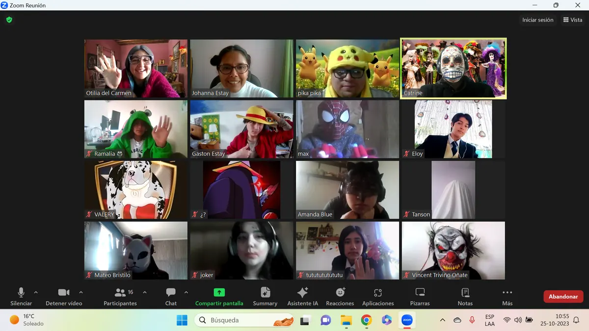 Estudiantes disfrazados en una clase virtual